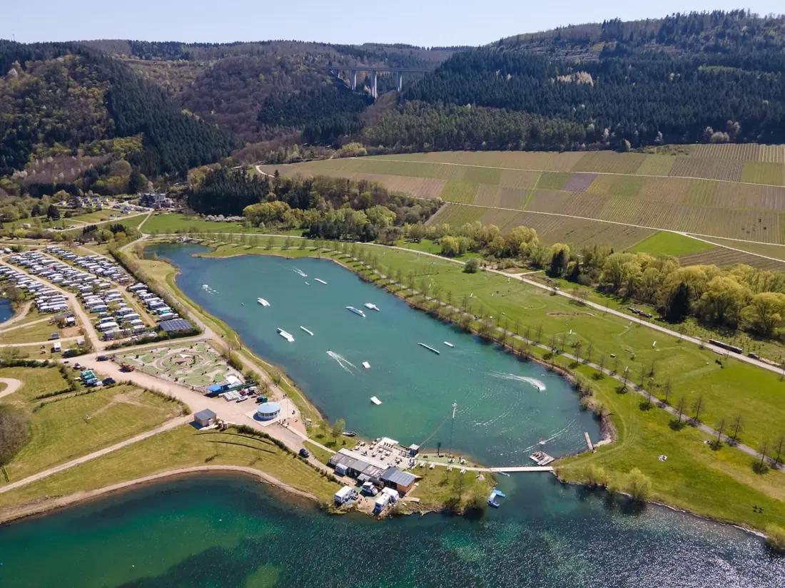 Drohnenaufnahme des Freizeitsees Triolago mit WakePark in Riol
