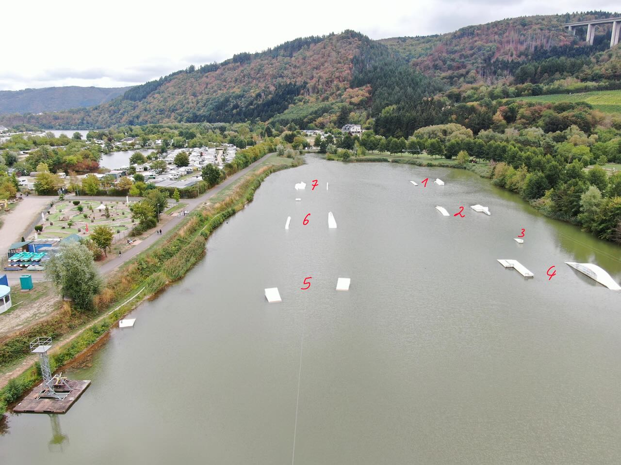 Frontline des Wettkampfkurses am Triolago mit den nummerierten Features 1 bis 7